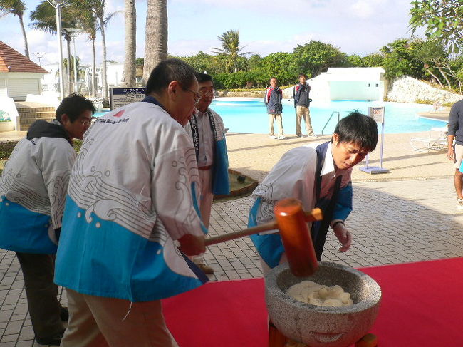 社長をはじめ　沢山のスタッフ、ゲストでの餅つき大会でした。