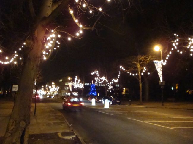 夕食のあとに見たチェルトナムの夜景。イギリスではまだまだクリスマスでした。