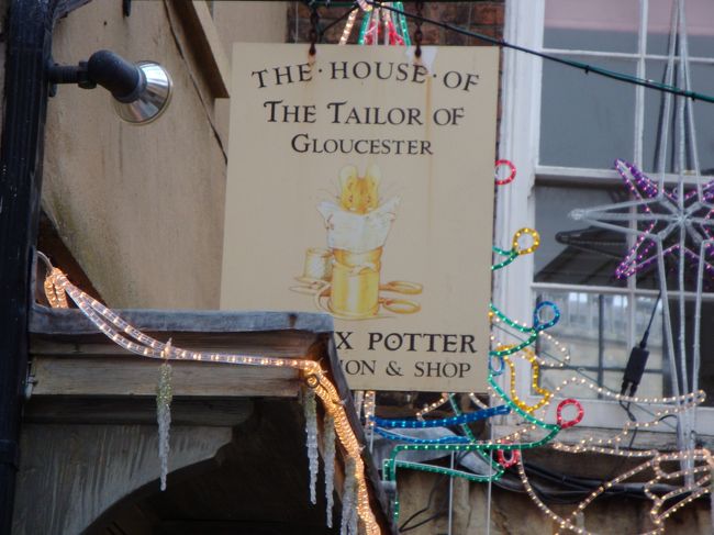 まずはピーターラビットで有名なビアトリクスポターの絵本「グロスターの仕立て屋」の舞台となった家へ。今はショップ＆ギャラリーになってます。