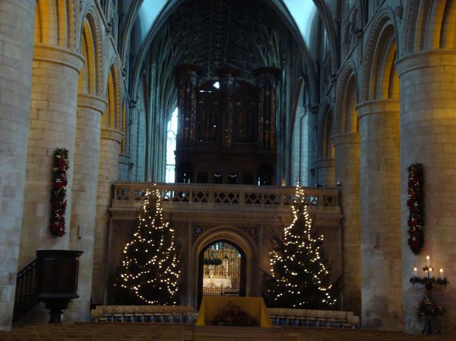 ちょっと暗いですが、聖堂内部です。