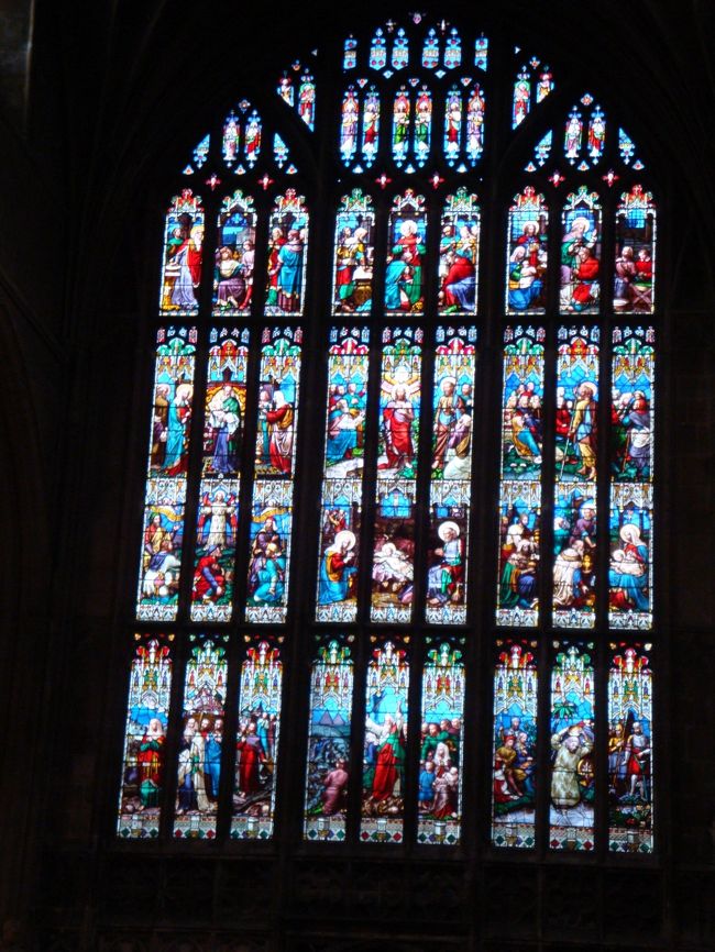 聖堂内部のステンドグラス。素敵です。