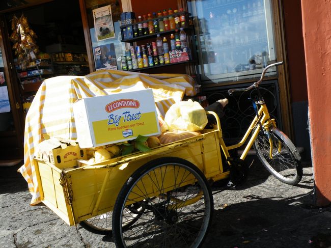 マリーナグランデの<br />ストアの前。<br /><br />大きなレモン（特産物）<br />が載っててかわいい！