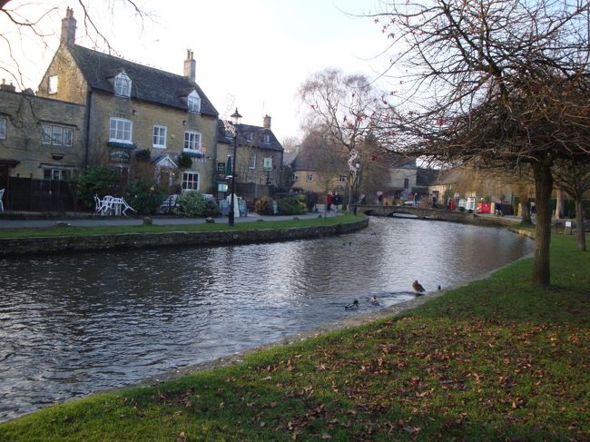 水辺の素敵な町、ボートン・オン・ザ・ウォーター。<br />写りこんでしまった通行人の方々の顔を消させていただきました。（心霊写真ではありません。）冬でしたが、観光客は結構いっぱいいました。この街はお店もたくさんあってなかなか面白い♪