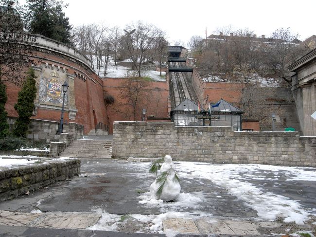 橋を渡るとすぐ、王宮までのケーブルカー乗り場<br />私たちがブダペストに着いた日に積もっていた雪がまだ残ってました。<br />王宮へは歩いても１５分くらいで行けるそうなのですが、<br />このケーブルカーの可愛さに、憧れていたのでもちろん往復券を購入♪