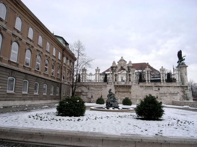 王宮の丘は、朝まだ早いせいか誰もいません・・・<br />