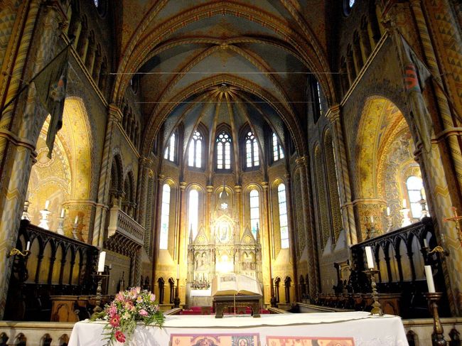 マーチャーシュ教会の内部<br />教会の外部は補修中であまり見れませんでした。<br />内部はと入ると・・・ゴージャスです。