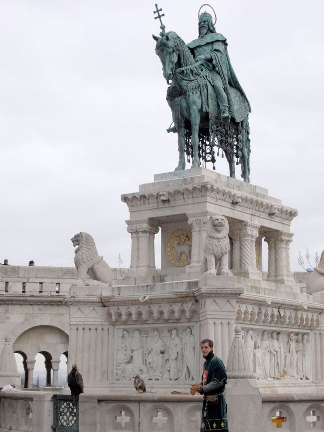 イシュトバーンの像の前には、鷲が・・・<br />手に乗せて写真撮ってくれるのかなぁ