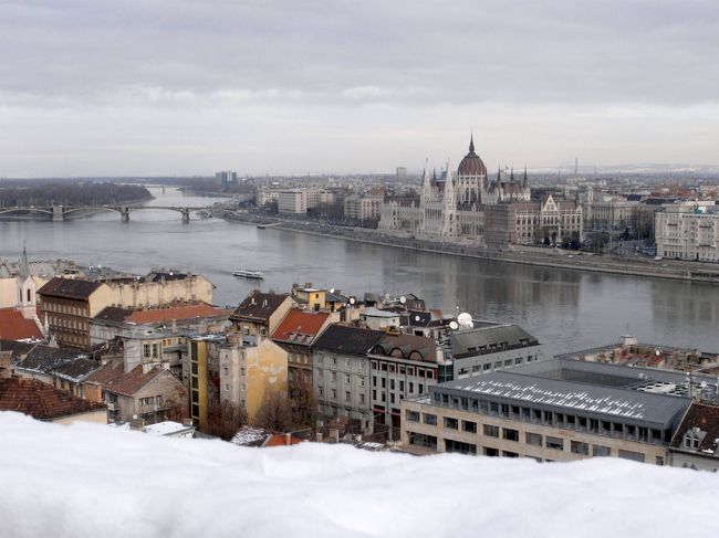 王宮の丘から国会議事堂を望む<br />風が冷たいので、ブタペストラビリンスに入ったが、<br />湿っぽい空気と黴臭さに早々に退散。