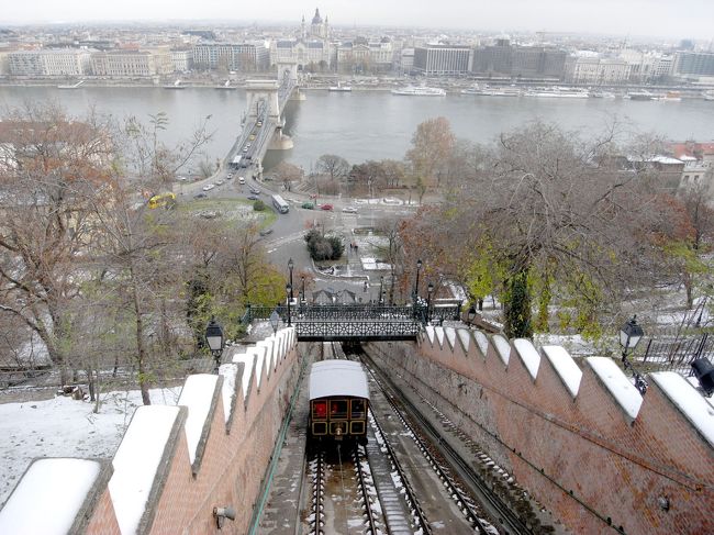 帰りもケーブルカーで♪<br />もっと、乗っていたい・・・<br />トラムでゲッレールトへ行くつもりでしたが<br />工事中で、運航していないためバスに乗る事に