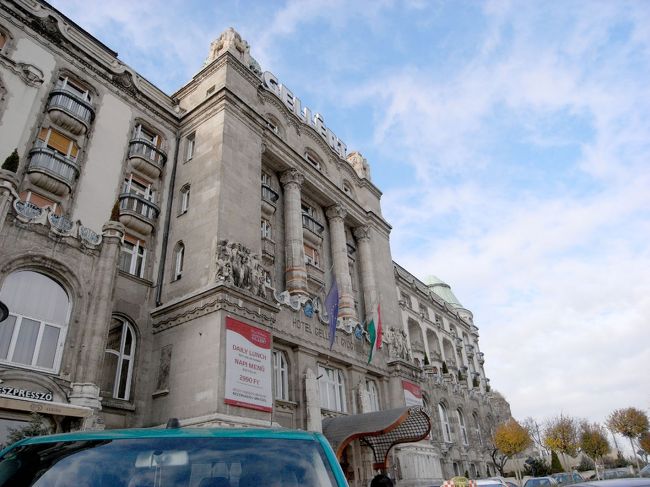 ゲッレールトホテル<br />本当は、ここの２階でランチの予定だったが閉まってる・・・ショック<br />そういえば、今回の旅行、まだまともなレストランに入っていないんです。<br />気を取り直して、食事より先に温泉に行くことにしました。<br />