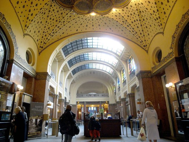 ゲレールト温泉の入口<br />ここに来るために、今日は水着とバスタオルとタオルを持参しました（まぁ、タオルはちゃっかりとホテルの持ってきたんですけどね）<br />写真右側の受付でチケットを買って中央のゲートをくぐります。<br />デポジット方式で２時間以内なら、返金があるとか・・<br />入ったものの、どこへ行ったらよいのやら・・<br />迷っていたら、白衣を着たおばさまがこっちだよって教えてくれました。