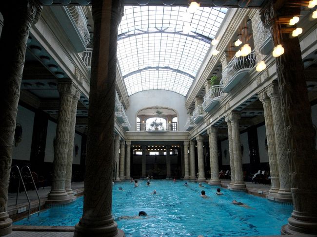 中へはいると、ロッカーが・・・これまたどうしたらいいのかうろうろしていると違うおばさまが現れてこちらへ来いという。<br />おばさまについて２階に上がるとカーテンで仕切られた小部屋が並んでいました。<br />そのひとつに案内され、カーテンを開けるとベットとロッカーが・・私達個室用のチケットだったのね。<br />なるほどここで着替えるのか。と着替えてロッカーに荷物を入れたのですが・・・・<br />ロッカーの鍵がない！失くしたの？それとも最初から無かった？<br />探してもないので恐る恐る外に出ると、さっきのおばさまがきて鍵をしめて番号のついたふだをくれました。<br />やっと、念願の屋内プールへ♪<br />うわ〜男の人もたくさんいるぞ<br />が・つ・つめたい・・ひと泳ぎで退散して女性用の浴槽へ。<br />こちらは温度３６度と３８度２つの浴槽があるんだけど<br />３８度でもぬるいよう・・・まぁのぼせませんけど。<br />その他、打たせ湯、シャワー室、屋外プール（冬期は閉鎖）などがありました。<br />マッサージやエステもありましたよ。<br />