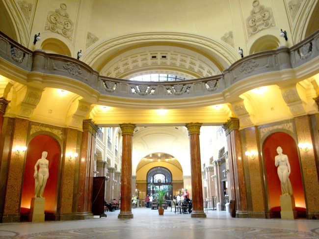 温泉内。豪華です。<br />お風呂から出てきたらなんかホカホカしてきました。<br />ぬるめのお湯が体にいいっていうけど<br />ほんとなんですね。芯から温まった気が。<br />