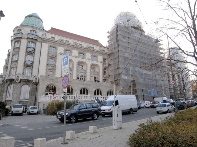 ゲッレールトホテル<br />温泉の入口側<br />