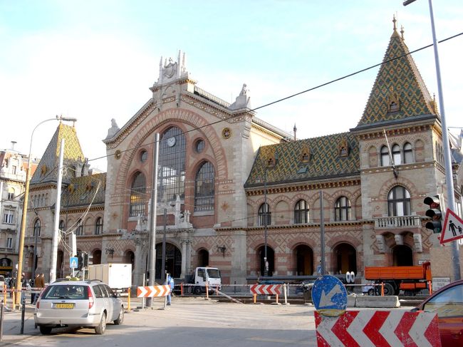 橋を渡ると中央市場が見えました。