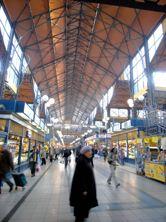 もう、空腹の限界なのでここでなにか食べることに。<br />あちらこちらからいい匂いが・・・