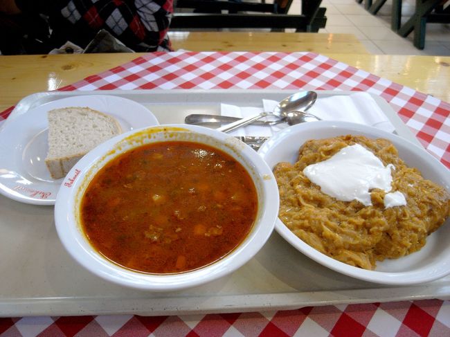 ２階のレストランで食事<br />グヤーシュスープとロールキャベツみたいな料理。<br />