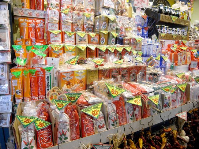 かわいい袋に入っているのはみんなパプリカです。<br />甘いパプリカと辛いパプリカがあって、グヤーシュに使うのは甘いほうです。