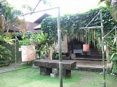 水曜１７時。バロン・リゾート＆スパホテルでの舞踊の飾り付け。行燈は葉っぱでくるんで出来てます。