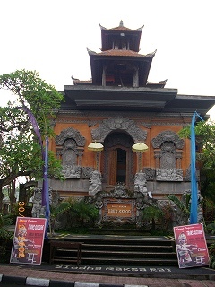 ０８１２３０－０７１４．火曜。舞踊場の正面。催しの看板。