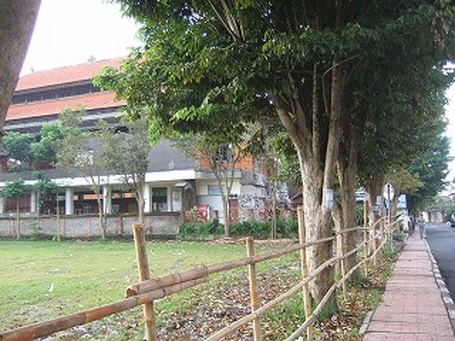 ０８１２３０－０７０８．舞踊場。手前はサッカー場。