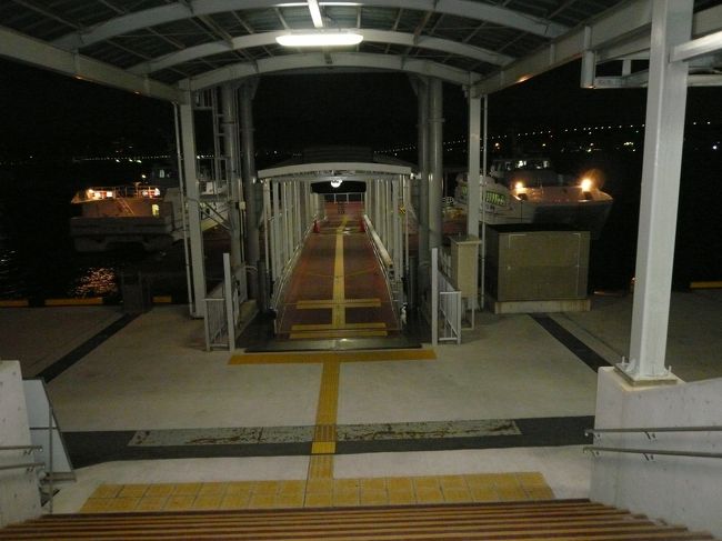 関西空港までの歩き方<br />ある程度、地域は限定されるが、関空周辺でなく神戸の近辺或いは神戸より明石に近い兵庫県の皆さん。京都の丹後地域の方々。車で関空に行くのであれは゛お勧めのルートです。車でなら関空の橋も高ければ駐車料金も高い。そこで神戸の港から関空までは船で行く。嵐でもない限り３０分で関空に着く。しかも、そこのベイシャトル便の駐車料金は無料です。　伊丹に車を止めたら１泊４０００円ぐらいしたような気がします。又、余談ですが東京に行くのであれば神戸空港の駐車料金は激安です。　　　私の場合中国道から神戸に入り車を止めて関空に向かいます。