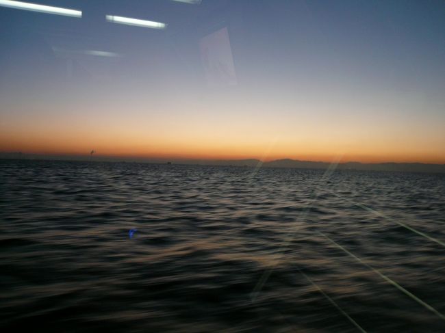 神戸から往復2.700円の船賃で駐車料金も込みです。関空に向かう始発の船の中から日が上り始めた海を撮ったものです。大阪を通過する混雑や長い高速も無く缶ビールを片手に関空に上陸できます。