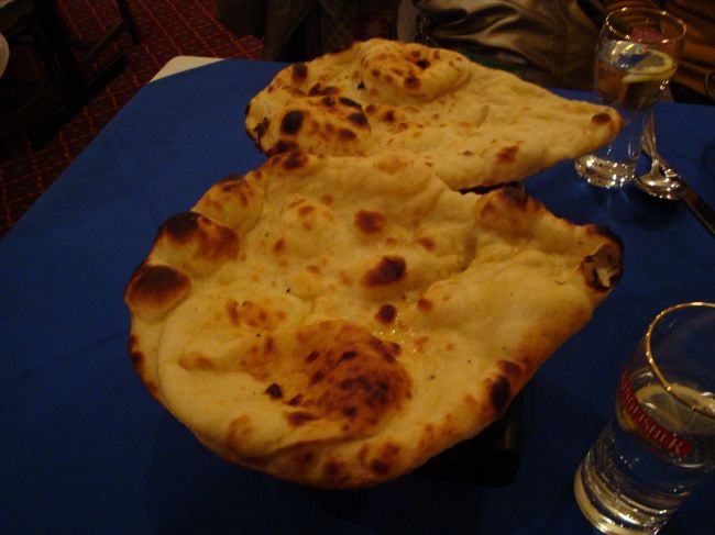 付け合せはナン。これもすごく美味しかったです。<br /><br />次の旅行記に続く・・・。