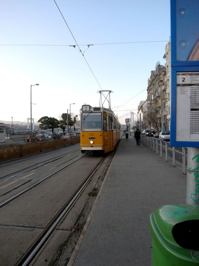 お土産や濡れたバスタオルで荷物が重くなったのでいったんホテルへ戻ります。<br />ドナウ川沿いに走るこのトラム<br />今回の旅で何度もお世話になりました。<br />景色もいいし、5分間隔くらいで来るのでとっても便利。<br />ただし、現在中央市場の前付近（自由橋）が工事中のため、この先を南下する場合は代行バスに乗らなければなりません。