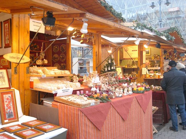 ジェルボーの前の広場がクリスマス市の会場でした。