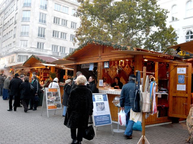 クリスマス市<br />ぼちぼち人も集まり始めました。