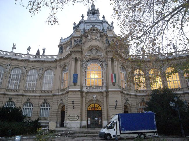 あ・あ・残念・・・<br />宮殿のような豪華な内部が一瞬でも見れたから<br />まぁいいか・・・と自分を慰める。