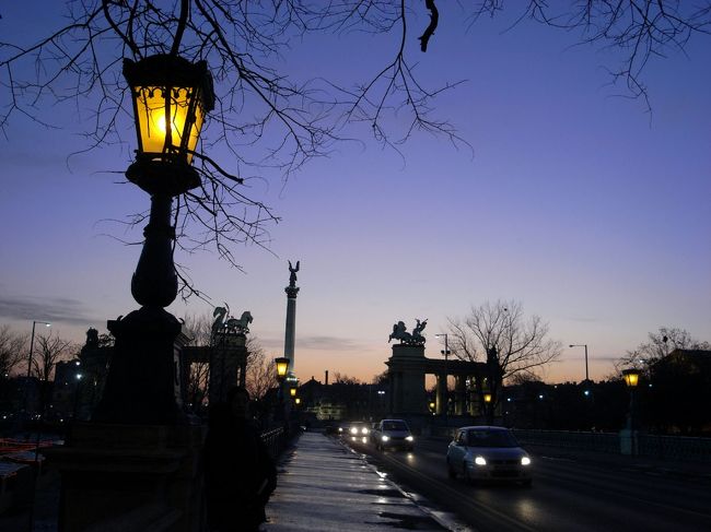 とぼとぼ、今来た道を帰るところ<br />前方に見えるのが英雄広場