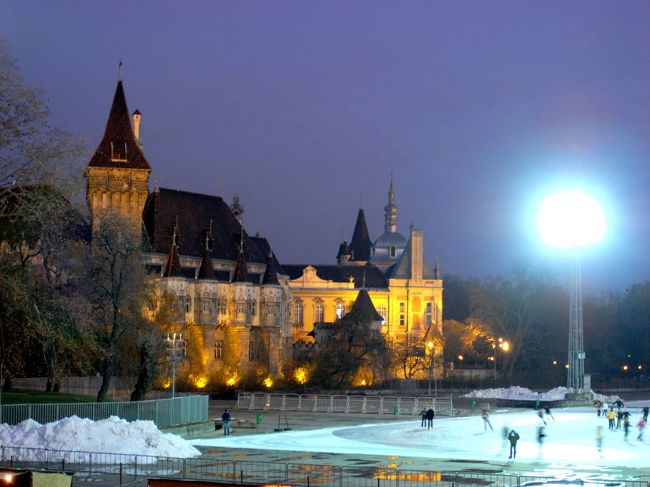 急にあたりが明るくなったので<br />びっくりして振り向くと！！<br />あ、この池スケート場だったのね。<br />音楽も流れだしました。<br />さっきまでは誰もいなかったのに<br />このリンクは、夕方からオープンするんですかね？