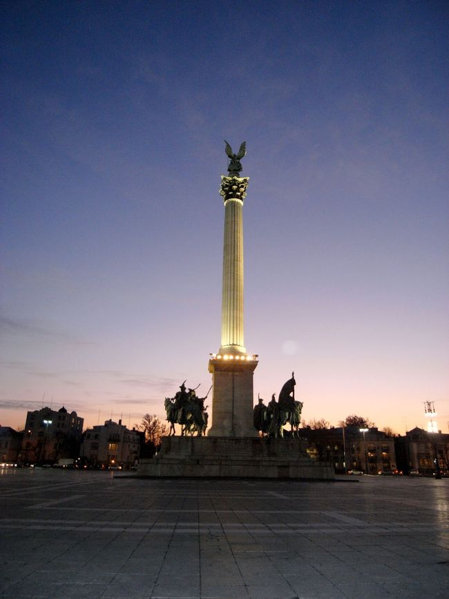 英雄広場<br />中央の像<br />