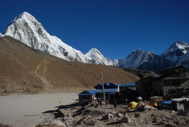 プモリをバックに<br />ゴラクシェフのロッジです。<br />こちらに一泊しました。<br />以前もここに泊まりました。