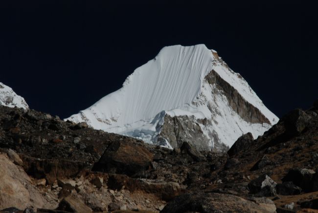 ヒマラヤら風景　２<br /><br />輝くヒマラヤ襞<br />無名峰でしょう。