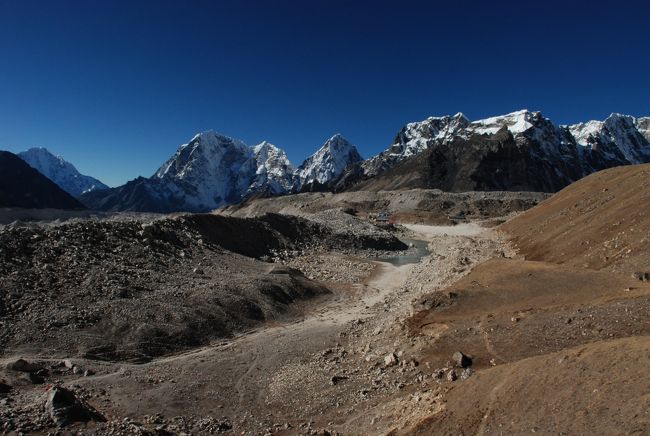 ヒマラヤ風景　３<br /><br />氷河の大地はどこまでも続いている。<br />　<br />