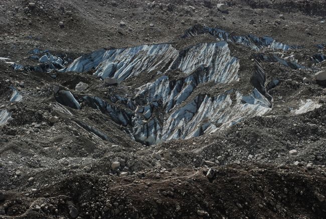 エベレストBCから続く氷河<br />　　氷河は青く<br />　　　