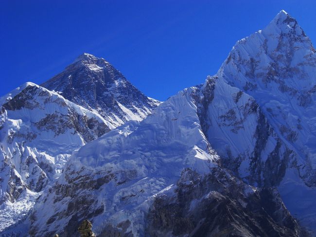 念願のカラ･パタール（5545ｍ）に登頂。4人で感激の握手。プモリをバックに記念の撮影。私の最高地点になる。ゴーキョピーク（5360ｍ）を塗り替えることが出来た。ここに立てた喜びは大きい。ヌプツェが大きく前面に主役のように聳え、脇にエヴェレストが朝の光を浴びて輝く。夕照に黄金色に輝く霊峰は素晴らしく神々しいまでに崇高な山容は感動でした。<br />             2001年　カラパタール登頂記より<br /><br />　この瞬間、感動の一時でした。<br />　　中央がエベレスト