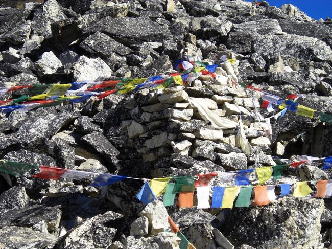 カラパタール頂上<br />　喜びが、祈りが、そして山への思いがいっぱいの<br />　祈りの旗が山頂を飾ります。　