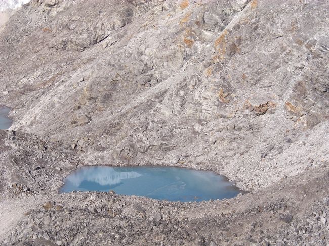 氷河湖が見えました。<br />神秘の湖です。<br />　登った者へのプレゼントです。