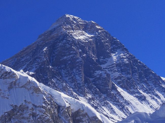 間じかにエヴェレストを眺めここに居る自分が<br />幸福に思えて感謝です。<br />素晴らしい景色を何度も振り返りながらロッジに戻った。<br />世界一高い山エベレスト8848mです。<br />「ネパール名　サガルマーター」　　<br />天空の頭　初登頂は1953年　テイジン・ノルゲィ。<br />登山史には90年の歳月が流れていたと聞きました。世界一のエベレスト。