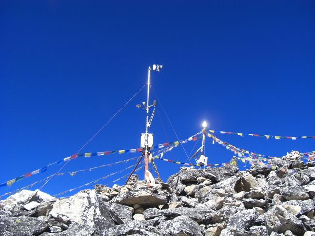 着きました。<br />カラパタールです。<br />5545mの地点です。<br />チョルテンが天に向かって風になびきます。