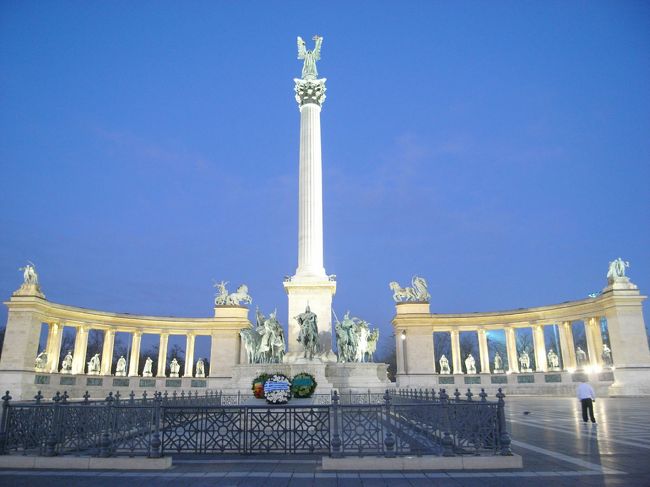 英雄広場は建国1000年を記念して1896〜1929年にかけて建設されました。<br />広場中央の記念碑は35ｍでアールバードを中心に<br />建国時に活躍した7人の部族長の騎馬像が囲んでいます。<br />