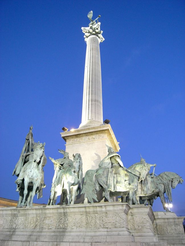 近くで見ると結構大きいです。<br />一番上は大天使ガブリエル