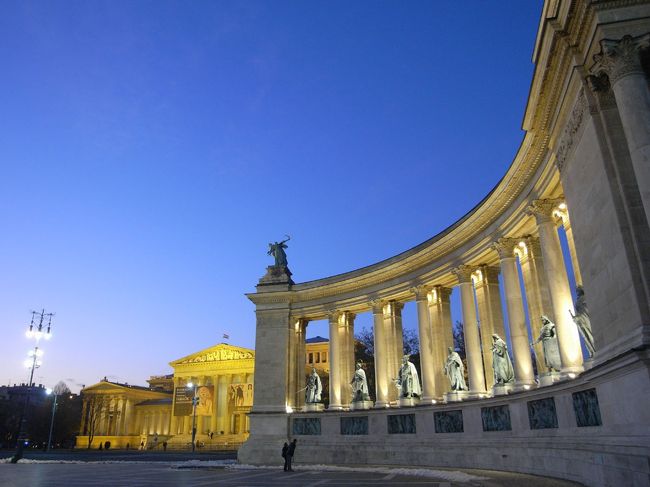 背後の像は歴代の国王たち14人<br />記念碑の左右に２つの美術館があります。