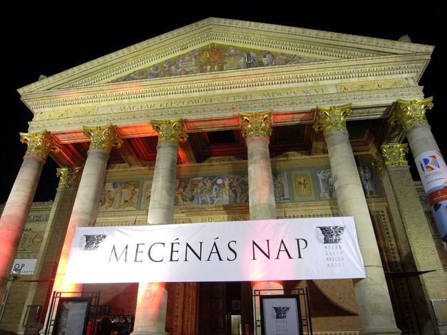 反対側の現代美術館。<br />壁面も模様がとてもきれい！！<br />内部が気になり入ることに