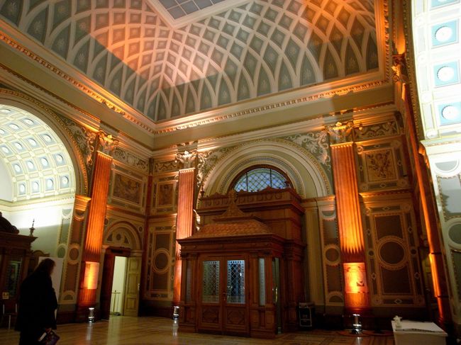 現代美術館内部<br />やっぱり、内部も素晴らしい！！<br />壁という壁がすべて飾られています。<br /><br />この日は、生憎イベントがあるらしく<br />美術館はすでにしまっておりました。<br />美術館内の売店（本屋）は空いていたのでお土産を物色<br />日本語翻訳のハンガリー料理の本（グンデル著）を見つけたのでget♪<br />おかげで、グヤーシュは我が家のおふくろの味に<br />（もっと、パプリカ買えばよかった）