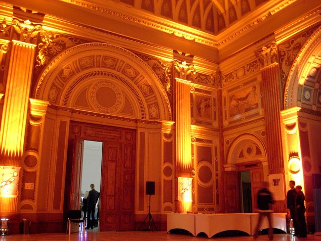 急に館内がオレンジ色にライトアップ！！<br />どうやらイベント用の照明らしい。<br />ますます幻想的に